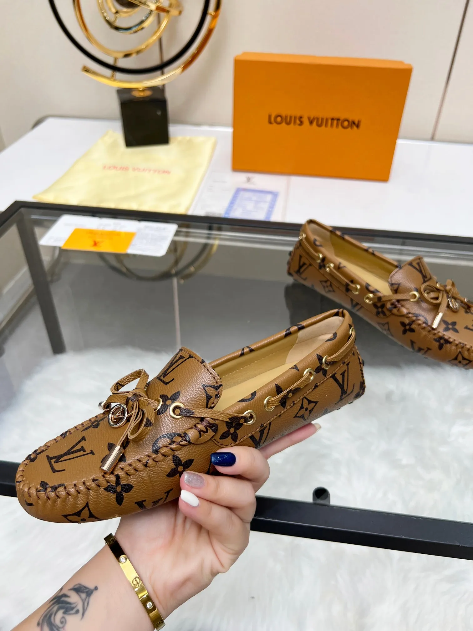 👟👟Ex-factory price 420👟👟 Lvui...Vuitt* on/】...Top purchasing agent, high version, counter 2023 spring, summer and autumn new color beanie shoes, imported fabrics, buckle bows, classic popular shoes. Lining: Sheepskin lining Color: Presbyopia Xingli Women's model: 35-42 standard size.